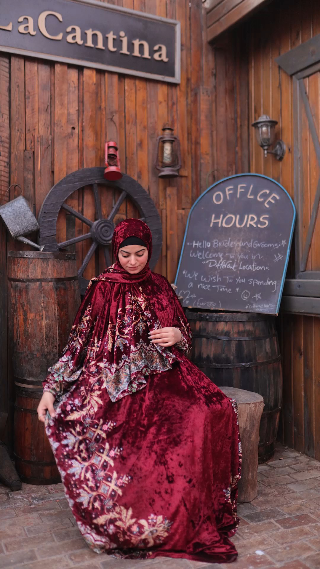 اسدال عباية احمر بطرحة منفصلة