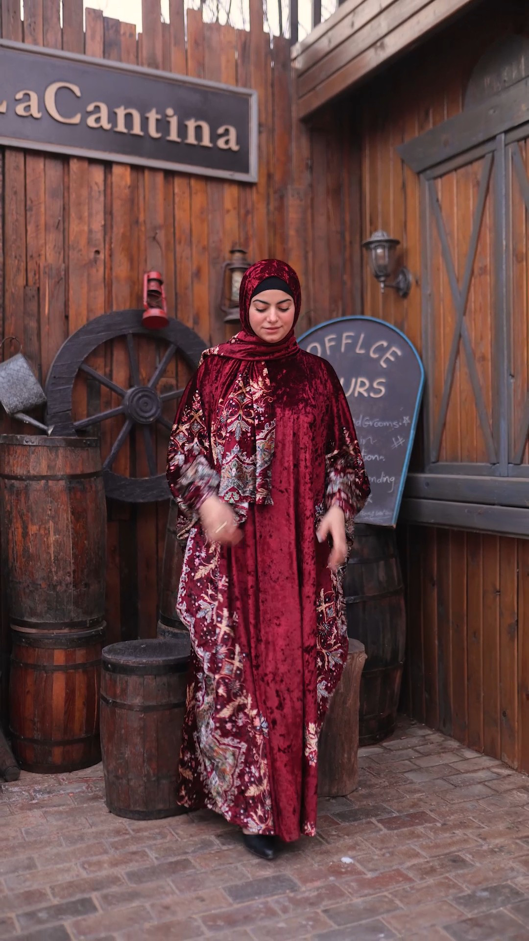 اسدال عباية احمر بطرحة منفصلة