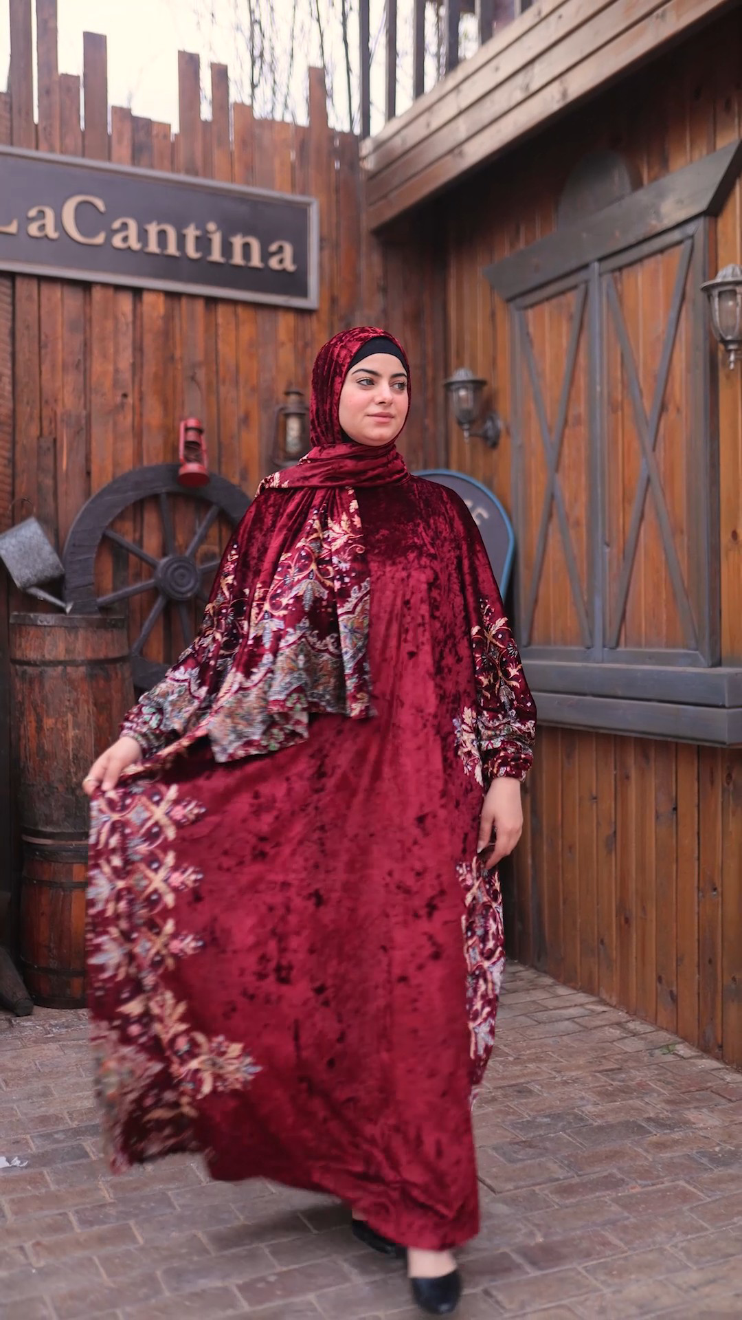 اسدال عباية احمر بطرحة منفصلة