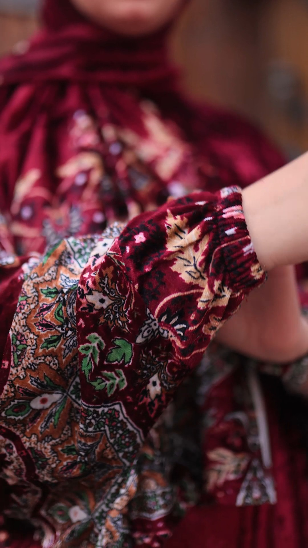 اسدال عباية احمر بطرحة منفصلة