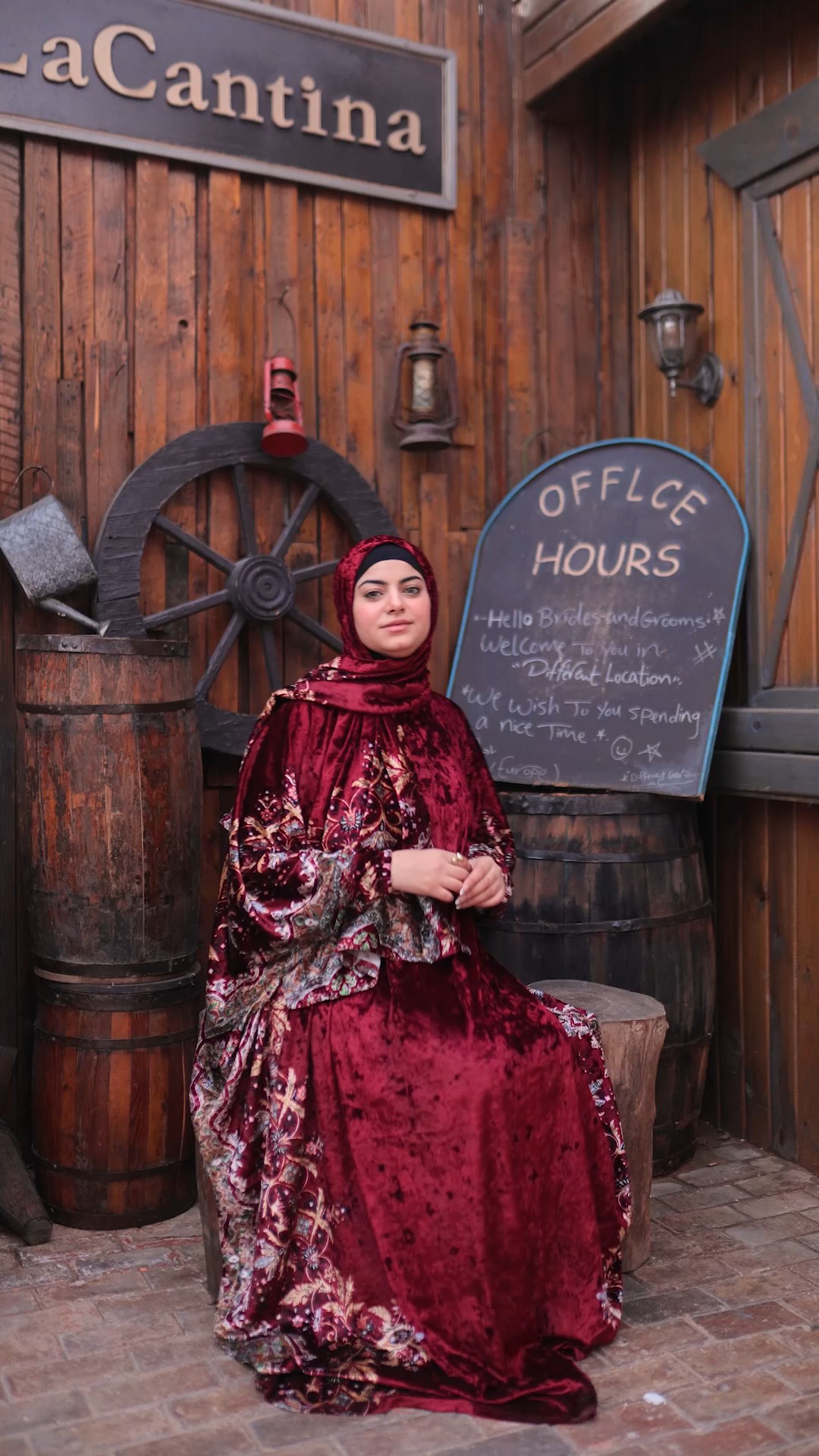 اسدال عباية احمر بطرحة منفصلة